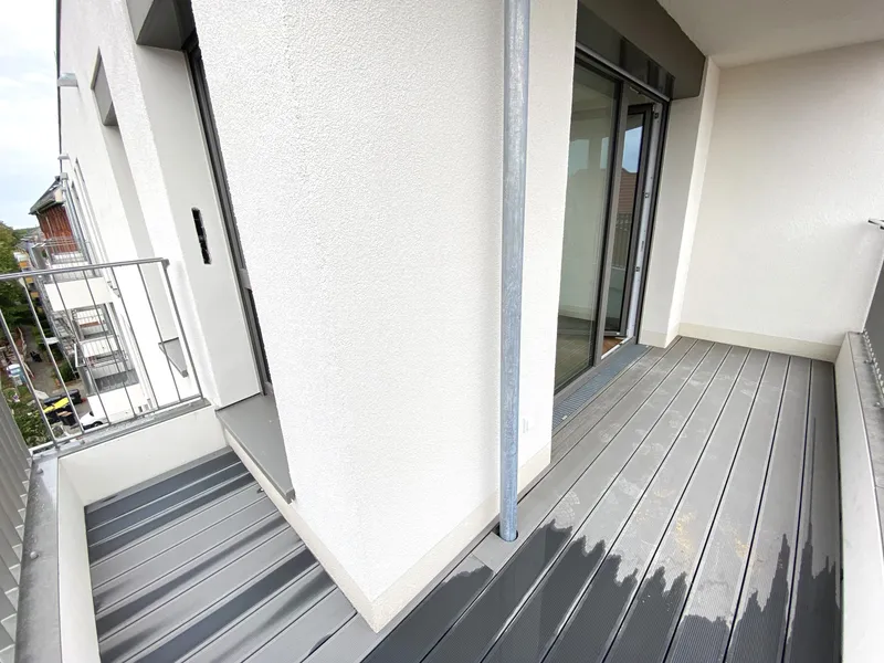 Heller Süd-Balkon direkt am Marktplatz Adlershof mit EBK!!!! — photo 1